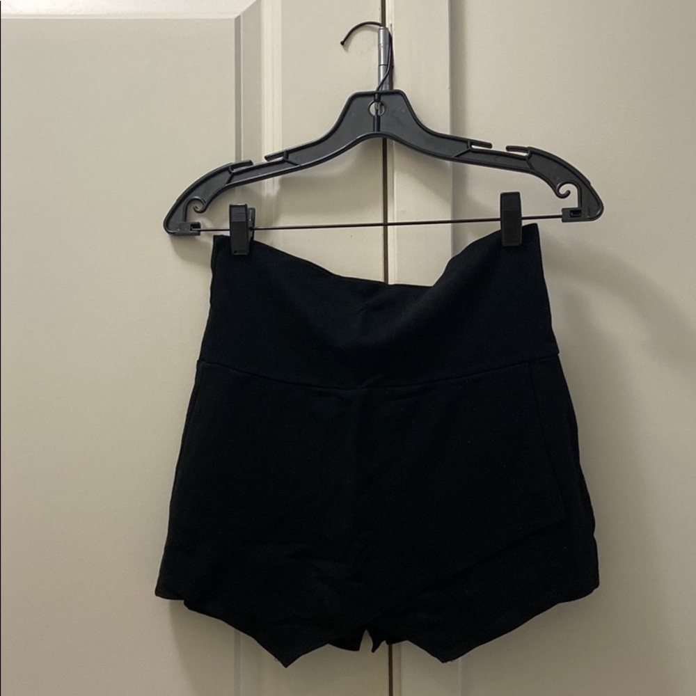 Leyva’s black cotton skirt
